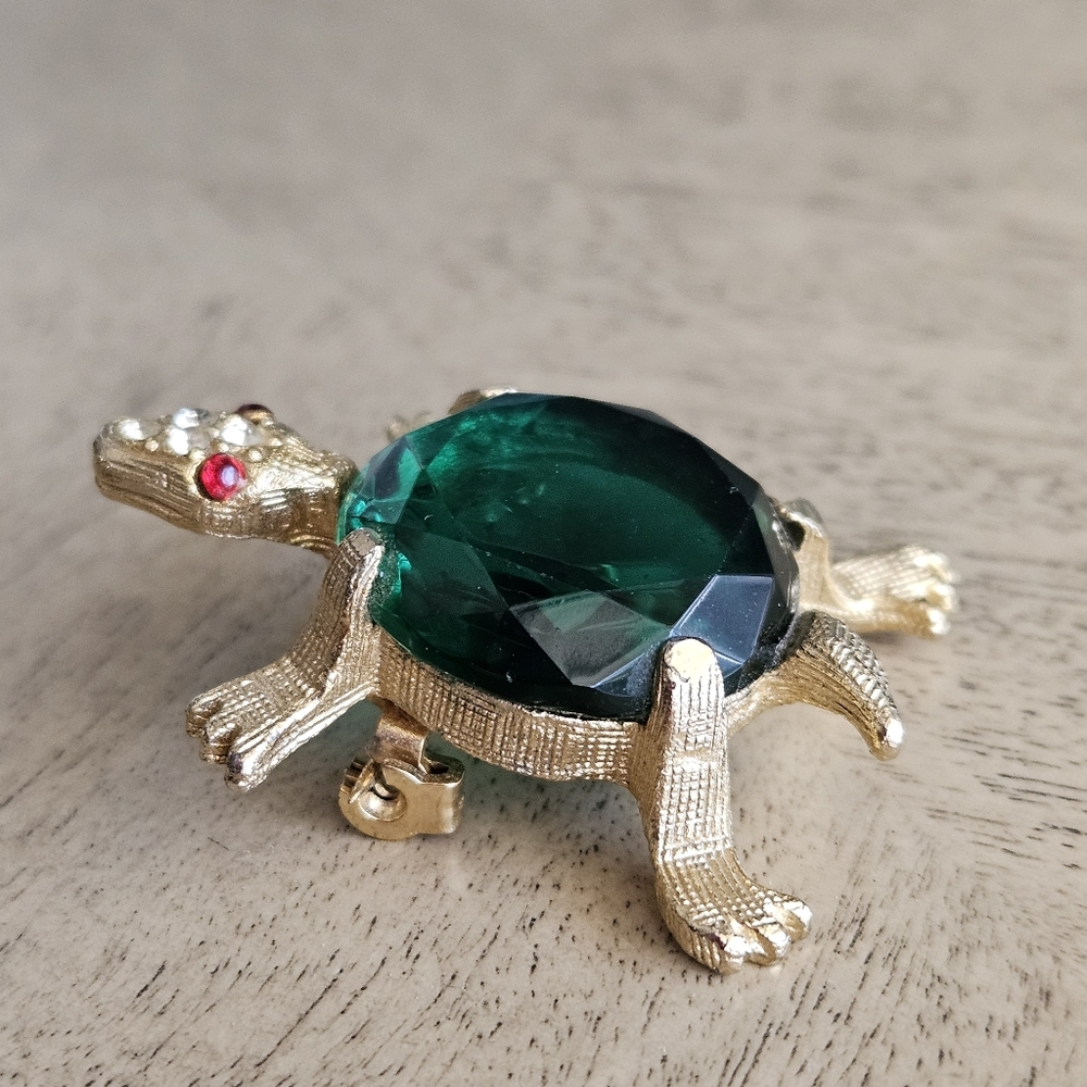 Vintage Brooch Green Glass Gold Tone Turtle Pin Brooch - Picture 5 of 11